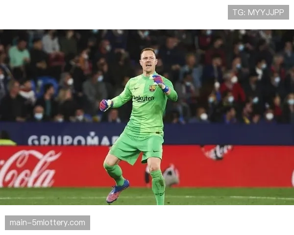 突发：巴萨门将特尔施特根扑救后肩部受伤，被替换下场