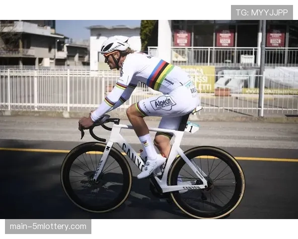 米兰-圣雷莫战报：最后时刻大集团冲刺，菲利普森险胜夺冠